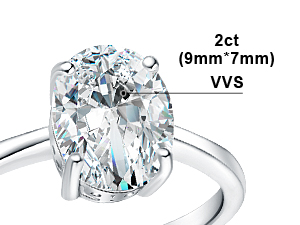 Primo piano di un anello di fidanzamento solitario con diamante a taglio ovale da 2 carati. La pietra misura 9 mm x 7 mm
