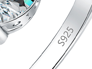 Primo piano di un anello in argento con inciso «S925