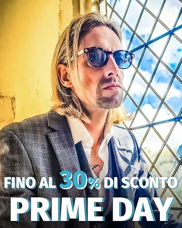 Il testo recita «FINO AL 30% DI SCONTO PRIME DAY». Immagine promozionale con sfondo a motivo geometrico blu.