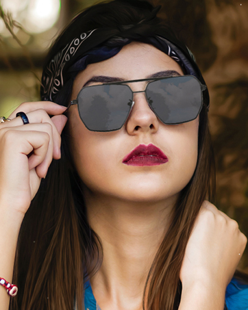 una donna che indossa occhiali da sole e un rossetto rosso