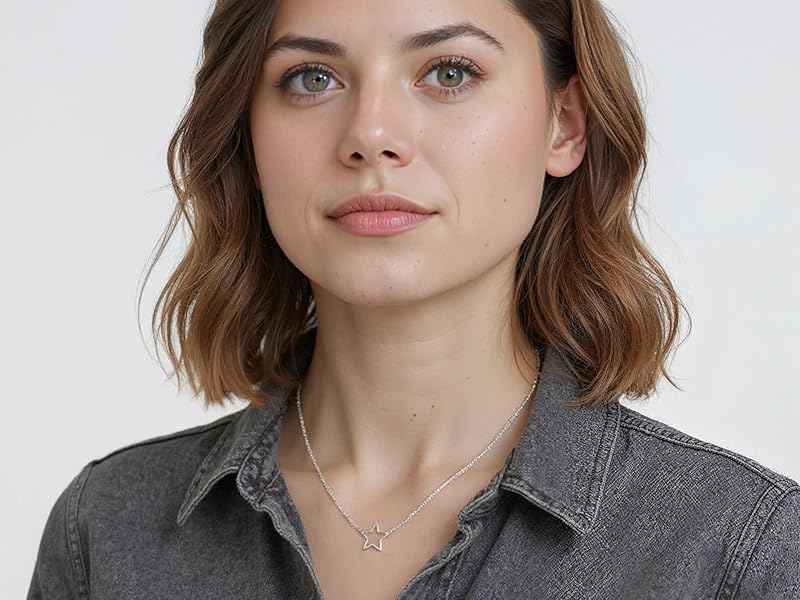 Viste multiple di una giacca in denim scuro indossata da una modella, che mostra un design classico con chiusura frontale a bottoni e tasche sul petto.