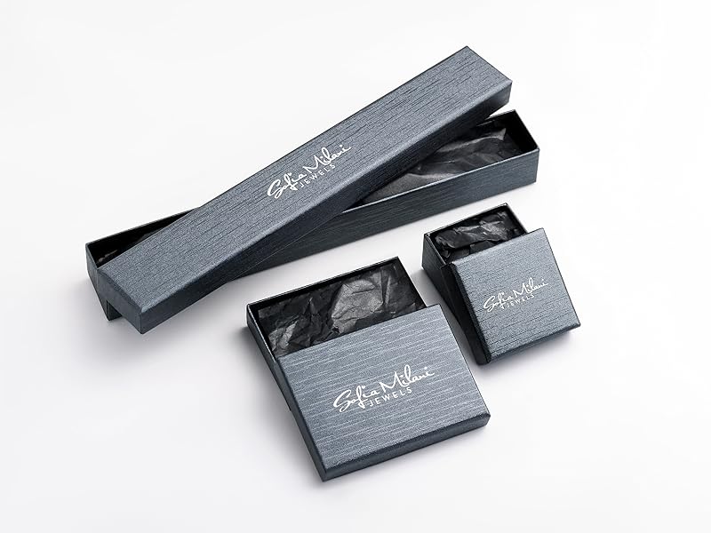 Set di confezioni grigie testurizzate che include una scatola allungata e due scatole quadrate più piccole con dettagli in testo argentato